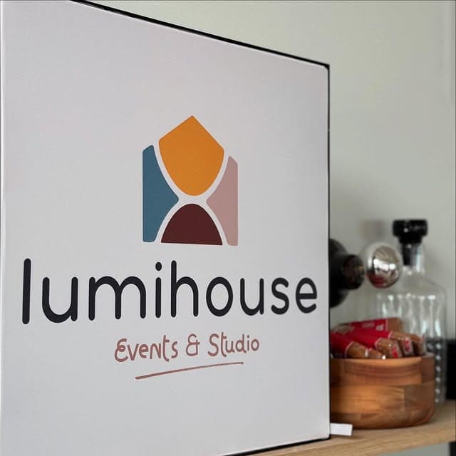 Lumihouse logo op houten plank met hapjes en een warme sfeer