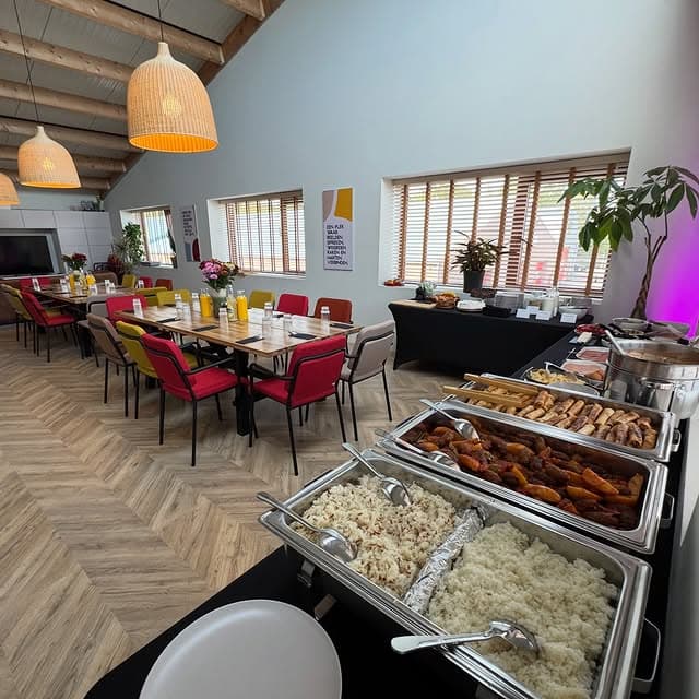 Lange tafel met buffet en hangende lampen voor private dining