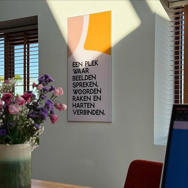 Lumihouse studio met natuurlijk licht, bloemen en inspirerende wandkunst