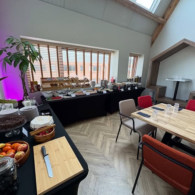 Lumihouse studio met hoog plafond, houten balken en natuurlijk licht