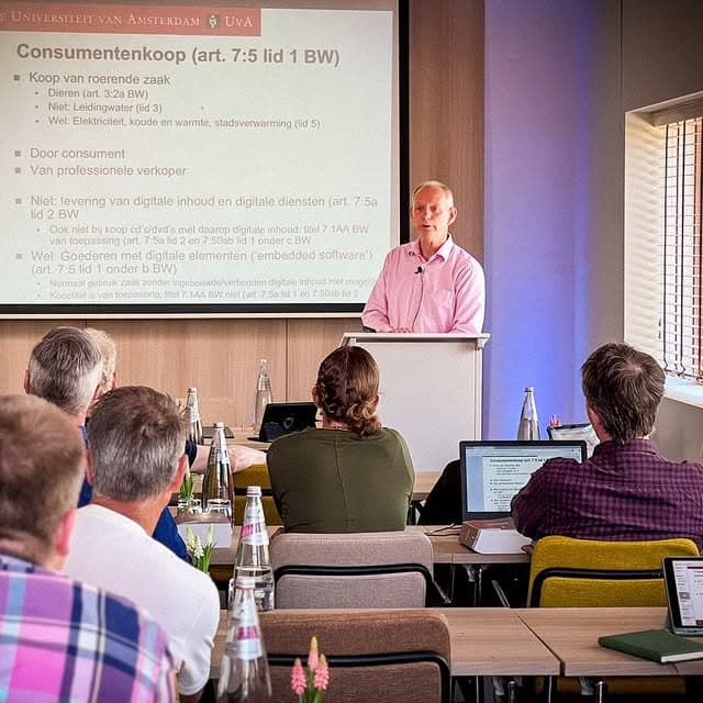 Spreker geeft presentatie aan publiek in Lumihouse