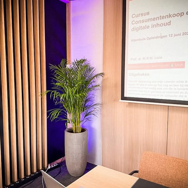 Professionele studio met presentatiescherm en sfeerverlichting